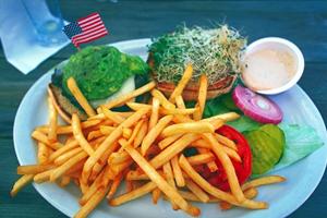 ローカルビーチでサーフィンレッスン